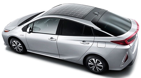 Toyota представила Prius с солнечными батареями на крыше