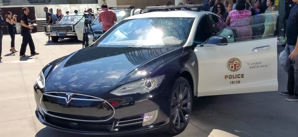 Полиция США считает электромобили Tesla непрактичными для службы