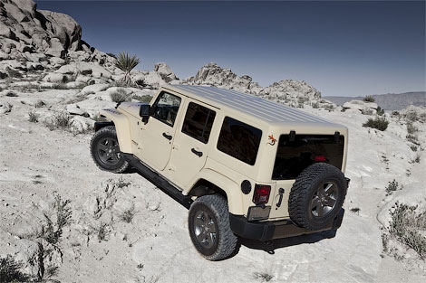 Внедорожники Jeep осуществили юбилейное восхождение на высочайшую возвышенность в пустыне