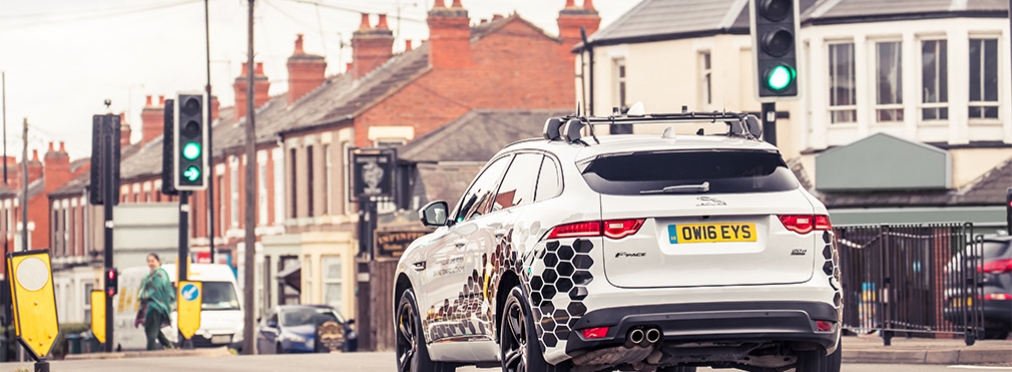 Jaguar Land Rover научил автомобили общаться со светофорами