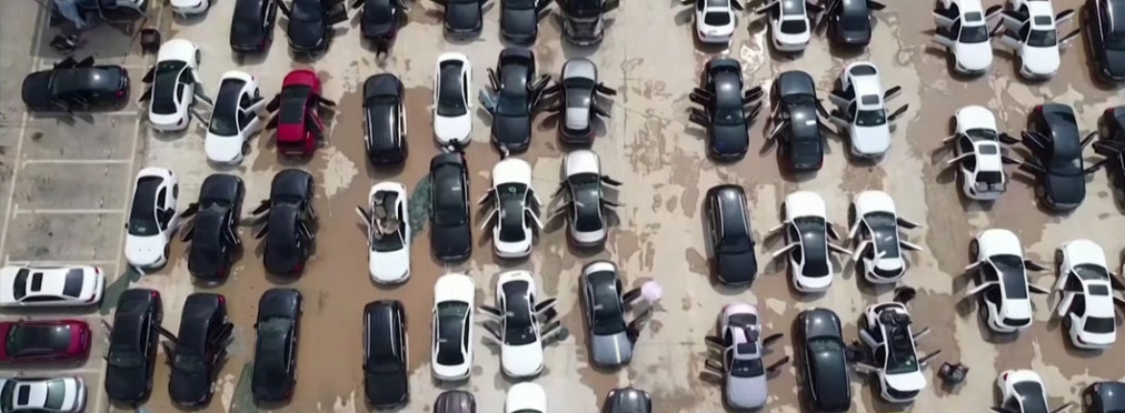 Больше сотни новых Mercedes затопило на парковке автосалона (видео)