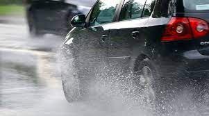 В полиции напомнили водителям правила езды по мокрой трассе