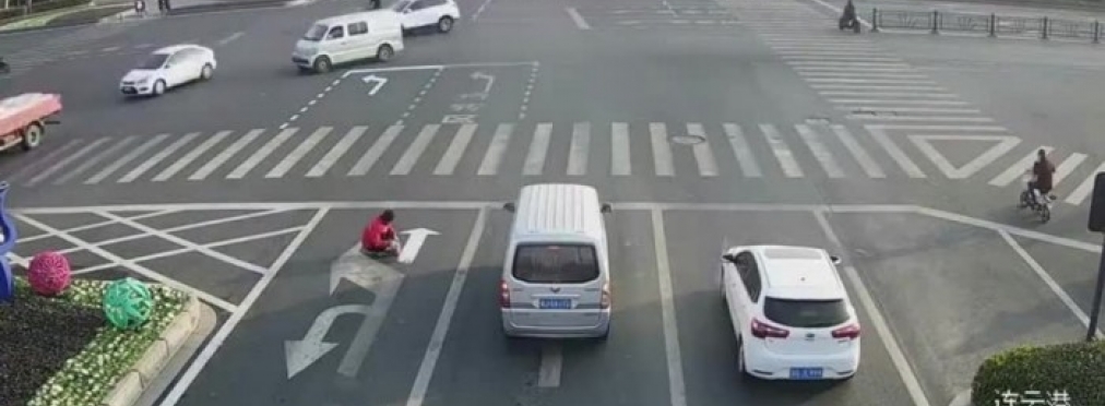 Житель Китая дорисовал разметку на дороге, чтобы не стоять в пробке