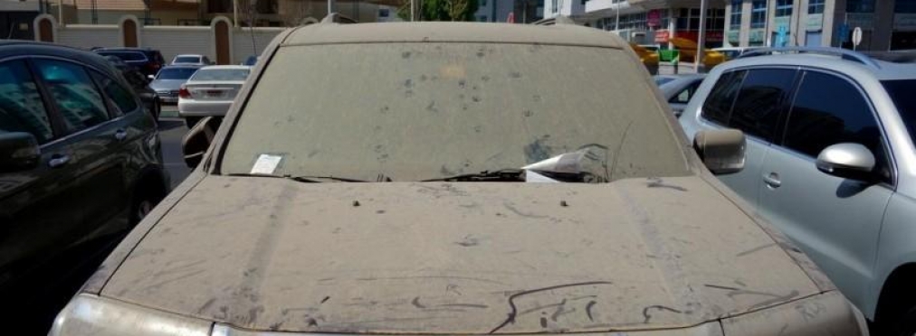 В ОАЭ эвакуируют грязные автомобили, а их владельцев штрафуют
