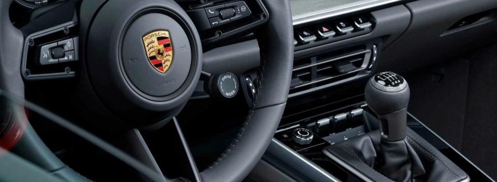 Новый Porsche 911 впервые оснастили механической трансмиссией