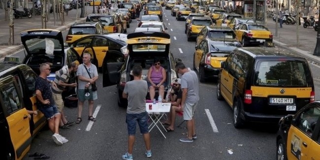 Испанские таксисты перекрыли улицы в знак протеста