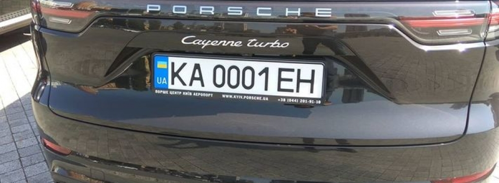 В Киеве замечен Porsche Cayenne с самыми помпезными номерами 