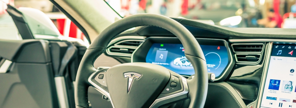 Автопилот Tesla полчаса предупреждал водителя об угрозе ДТП