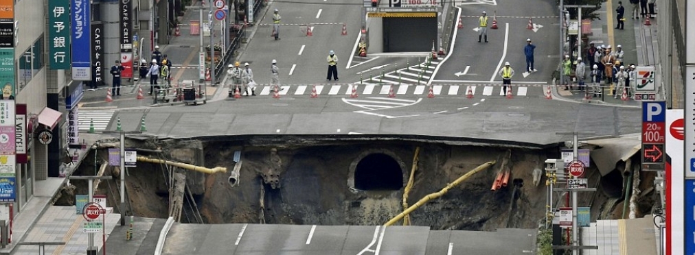 В Японии 30-метровую яму на дороге ликвидировали за двое суток
