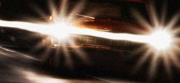 Почему свет встречного автомобиля «слепит» водителя