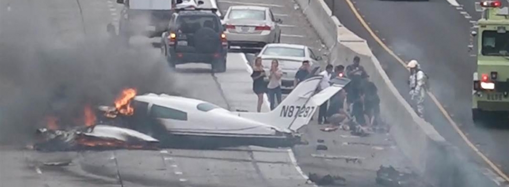 В США самолет упал прямо на автомагистраль