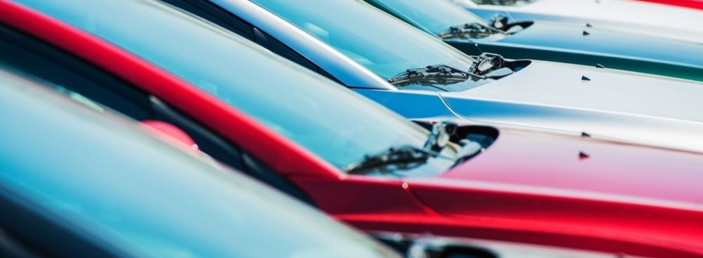Продажи новых автомобилей в апреле снизились на 64 процента