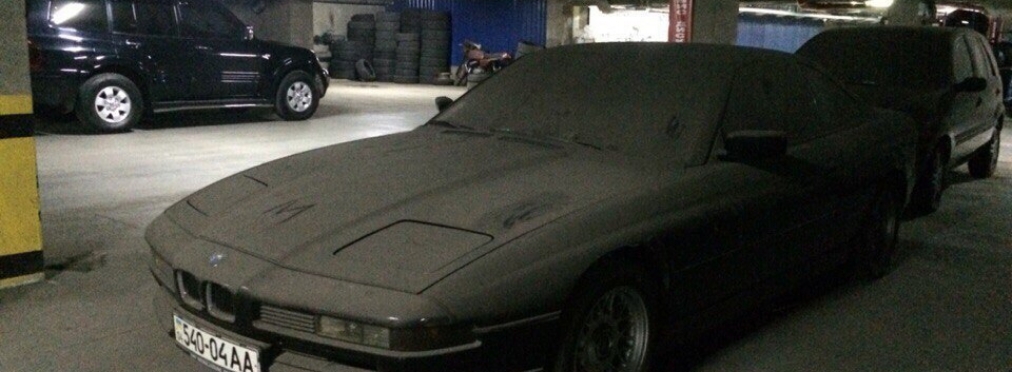 В днепропетровском паркинге простаивает заброшенный суперкар BMW