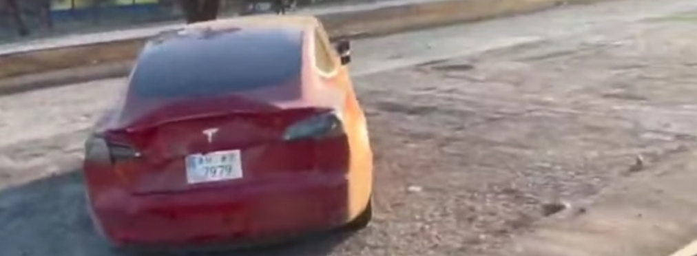 В Мариуполе обнаружили почти целую Tesla Model 3 (видео)