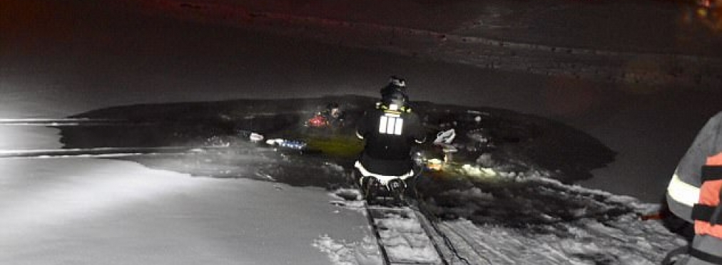 Звонок из глубины: женщина в автомобиле провалилась под лед и успела сообщить об этом в полицию