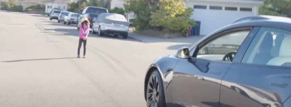 Фанат Tesla проверил автопилот машины, поставив ребенка на его пути (Видео)
