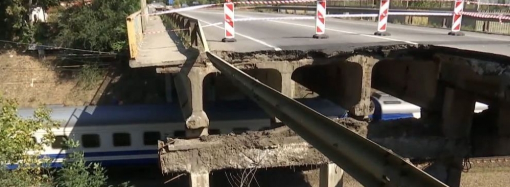 В Сети появилось видео момента обвала моста в Харькове