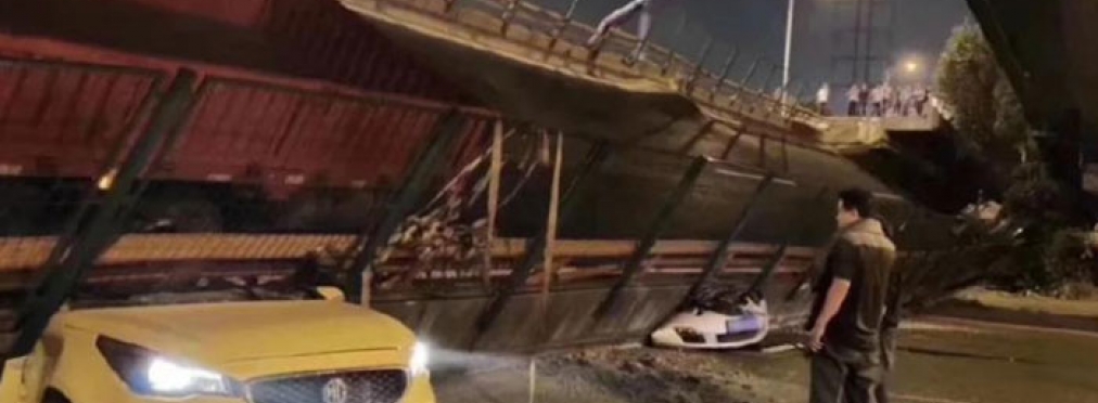 Видео: мост обрушился прямо на проезжающие автомобили