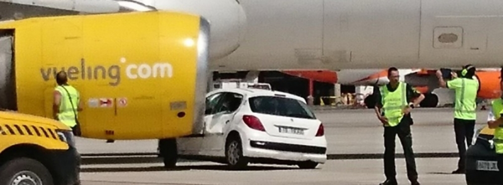 В Испании автомобиль угодил под шасси самолета
