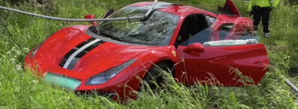 Неопытный водитель разбил редкую Ferrari на следующий день после покупки