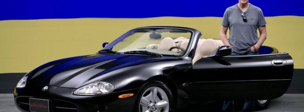 Стало известно, за какую сумму Ричард Гир продал свой Jaguar, чтобы помочь украинцам