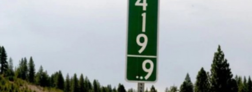 В США начали устанавливать странные дорожные знаки
