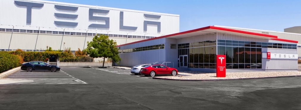 Компании Tesla приостановила производство электромобилей