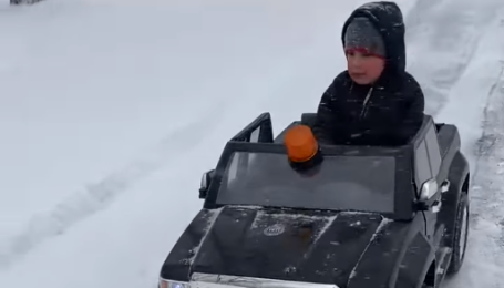5-летний малыш на детском электрокаре чистит снег (видео)