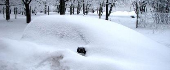 Полиция нашла угнанный автомобиль в снежном сугробе
