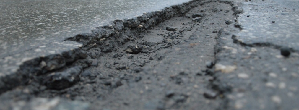 Украинским автомобилистам дали возможность жаловаться на дорожные ямы