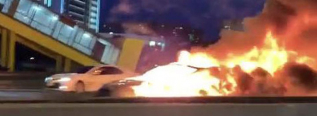 В Москве автомобиль Tesla на автопилоте попал в ДТП и взорвался 