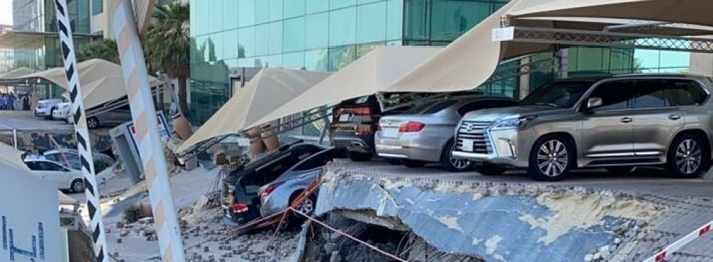 В Саудовской Аравии обрушилась многоярусная парковка с суперкарами (видео)
