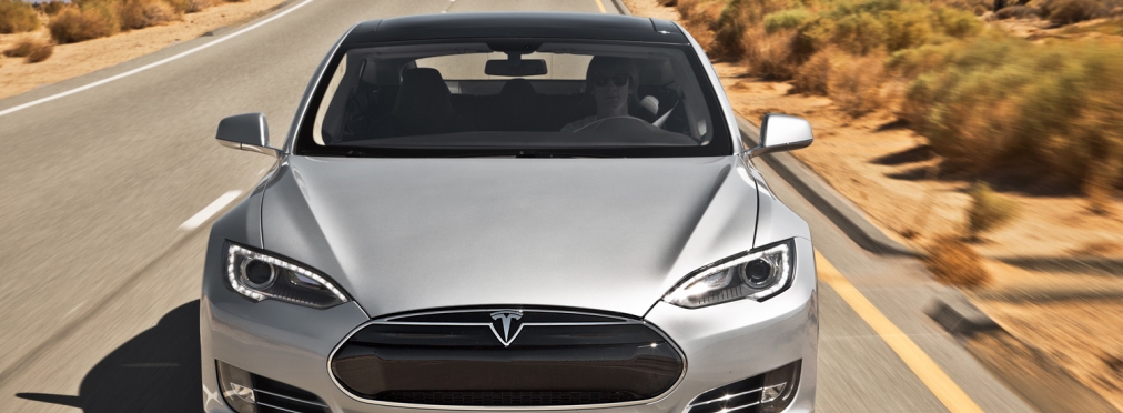 Tesla Model S обгоняет гоночные автомобили (видео)