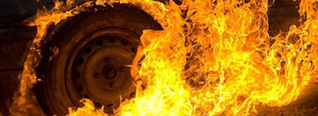 Огненный удар: грузовик столкнулся с мотоциклом и сгорел дотла