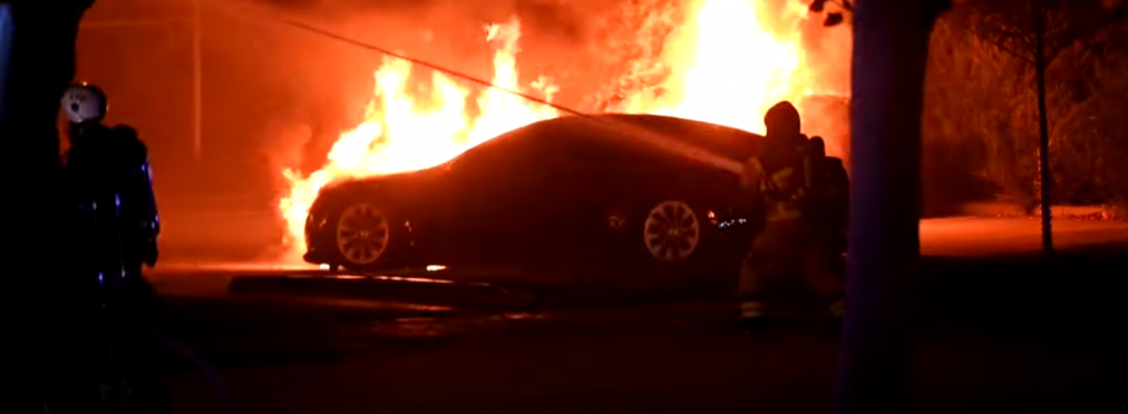 В результате крупного пожара выгорел дилерский центр и несколько новых Tesla (видео)