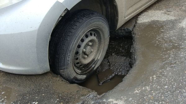 В Украине водителей штрафуют за плохие дороги