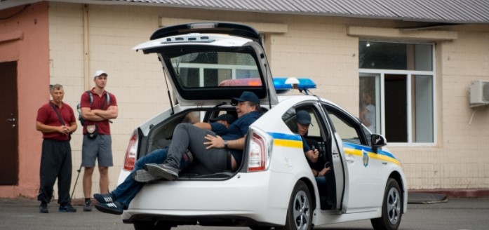 Пограничники осматривали багажник автомобиля в поисках Саакашвили