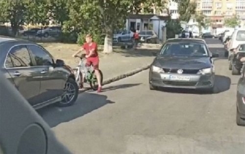 В Киеве дети заблокировали нарушителя правил дорожного движения