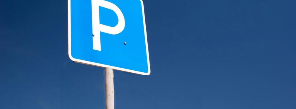 «Настоящий герой парковки»: водитель попытался припарковаться в подъезде