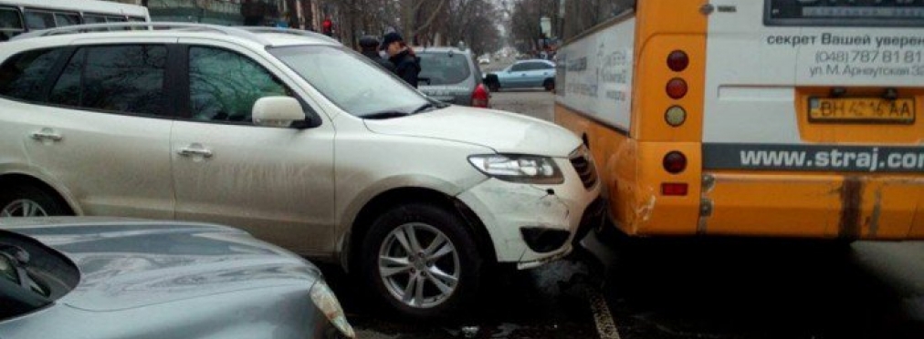 В Одессе столкнулись сразу 4 машины и автобус