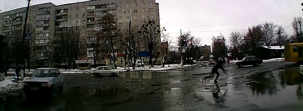 В Украине засняли нереально ловкого пешехода