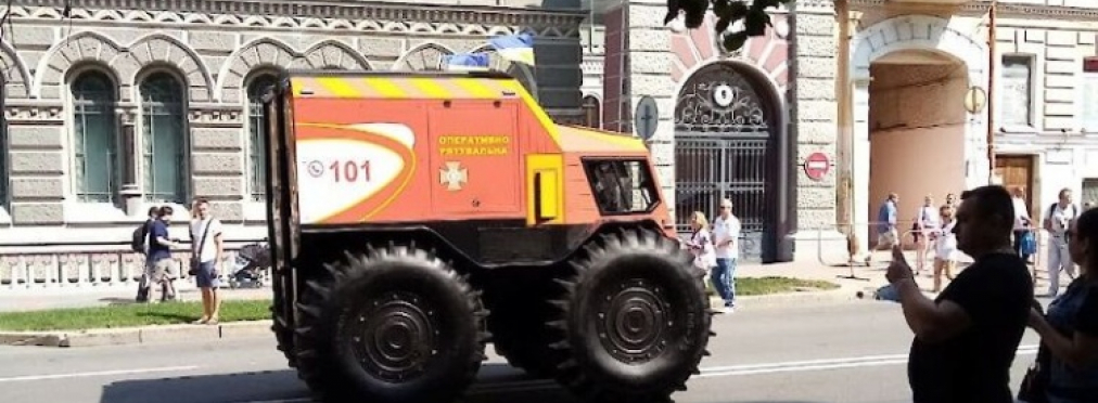 На параде в центре Киева заметили необычную спасательную машину