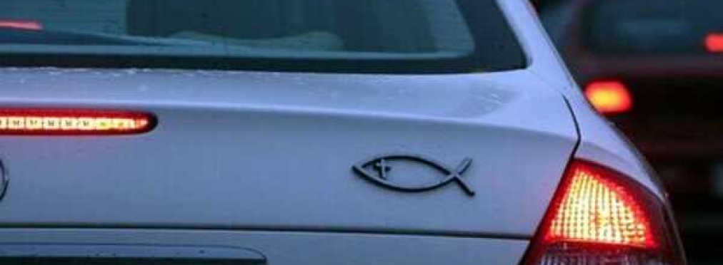 Наклейка в форме рыбки на авто: что означает? 