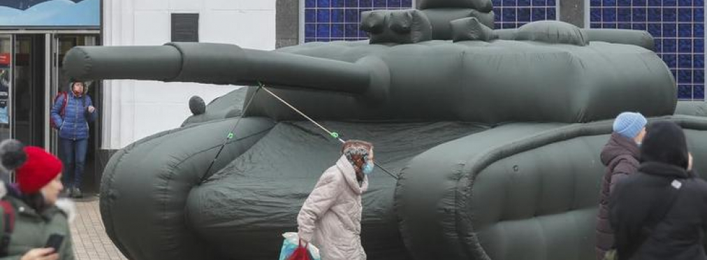Надувные танки в Киеве: зачем и как оказались в центре столицы