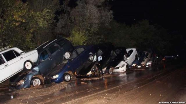 В Крыму грязевой поток уничтожил трассу и повредил сотни машин