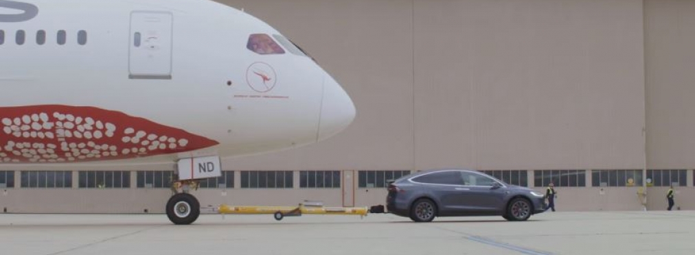 Кроссовер Tesla Model X отбуксировал Boing 787