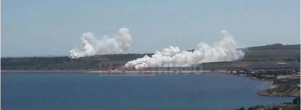 Над Крымским мостом подымаются клубы дыма (фото, видео)