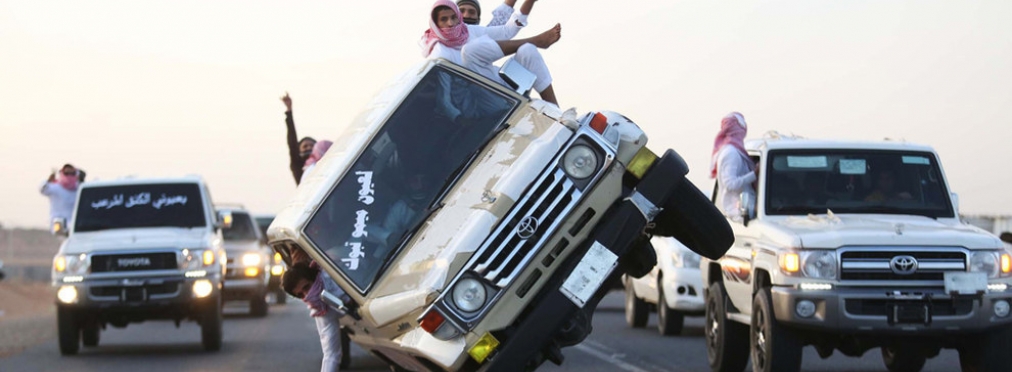 Арабские экстремалы научились менять колеса автомобиля прямо во время движения