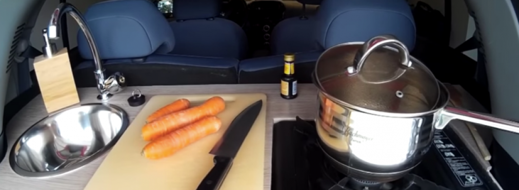 Малюсенький Peugeot iOn превратили в мобильную кухню