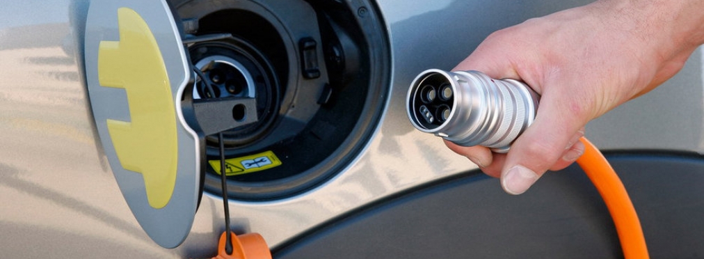 Почти половина водителей считают, что электромобили заправляют бензином